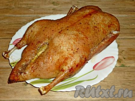 После завершения фаршировки утиную тушку зашиваем, натираем чесноком и отправляем в&nbsp;&nbsp;разогретую до 180 градусов духовку на 1,5-2 часа. Утку периодически нужно поливать образовавшимся жиром, чтобы получилась румяная корочка.