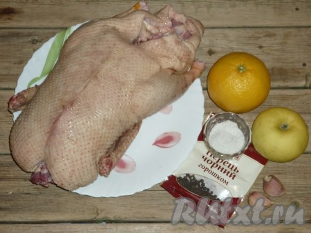 Подготовить продукты для приготовления утки целиком с апельсинами и яблоками в духовке