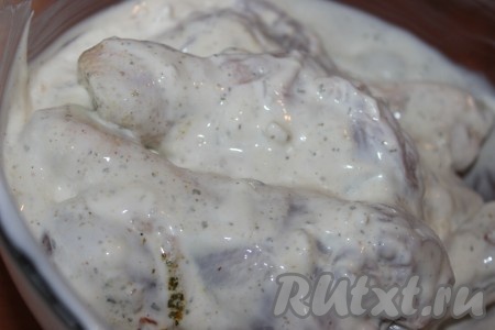 Кусочки курицы обильно смазать сметанно-чесночной смесью и оставить мариноваться на 40-50 минут (а если позволяет время, можно оставить на ночь в холодильнике).
