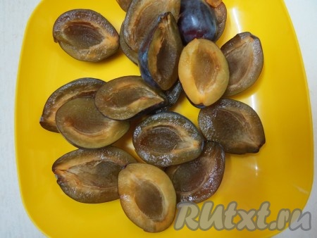 Сливы моем, обсушиваем, разрезаем на половинки, удаляя косточки.
