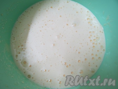 Яйца миксером или с помощью венчика взбиваем в пышную пену. Постепенно к яйцам добавляем сахар и ванильную эссенцию. В полученную массу добавляем муку с разрыхлителем и перемешиваем. По консистенции тесто напоминает сметану средней густоты.
