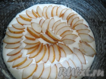Яблоки тоже заливаем очень тонким слоем теста, выкладываем по кругу дольки груш.

