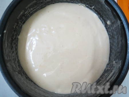 На груши выливаем остатки теста. Включаем режим мультиварки "Выпечка" на 40 минут. Если выпекаете&nbsp; пирог с фруктами в духовке, заранее прогрейте её и выпекайте при температуре 180-190 градусов приблизительно 40 минут.
