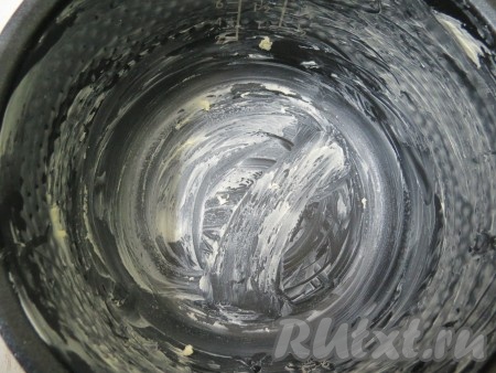 Дно и бока чаши мультиварки обильно смазываем маслом. Если вы будете выпекать в обычной форме в духовке, тогда на дно формы выложите кружок из бумаги для выпечки, а бока смажьте маслом.
