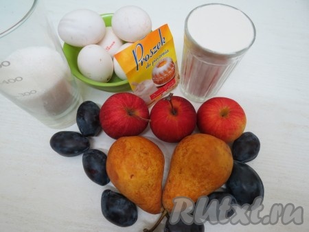 Для приготовления фруктового пирога в мультиварке нам понадобятся: мука, сахар, яйца, разрыхлитель теста, ванильная эссенция, груши, яблоки, сливы (или другие фрукты).
