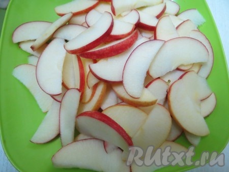 Яблоки моем, обсушиваем и нарезаем тонкими дольками.
