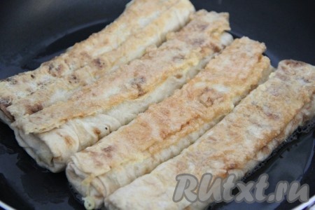 Обжарить на среднем огне с двух сторон до золотистой корочки.