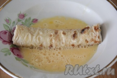 Обмакнуть рулетик в яичную смесь со всех сторон.