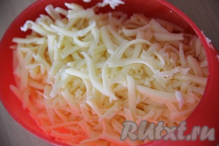 Сыр для приготовления этой закуски можно использовать любой, даже брынза подойдёт. Я взяла плавленный сырок весом 90 грамм и 60 грамм сыра твёрдых сортов. Сыр натереть на крупной тёрке.