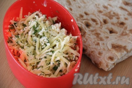 Соединить сыр, зелень и чеснок, хорошо перемешать сырную начинку для рулетиков из лаваша.