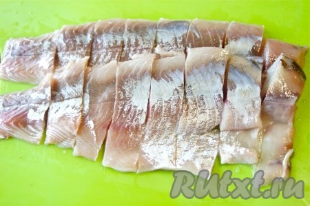 Рыбу вымыть, обсушить бумажным полотенцем и нарезать на кусочки среднего размера.
