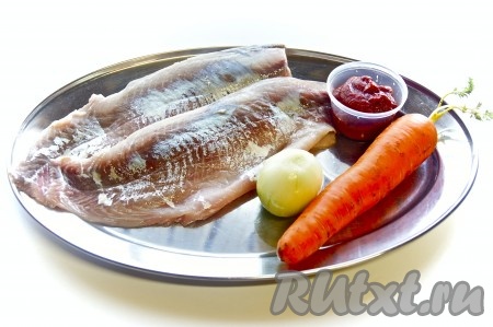 Подготовить всё необходимое для приготовления рыбы с овощами в томатном соусе.