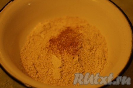 Овсяную муку смешать с пряностями. 