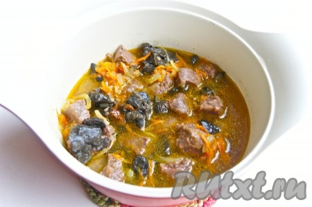 Залила крутым кипятком, прикрыла крышкой и тушила 50 минут на слабом огне.