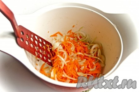 Обжаренную лосятину вынула из латки, в этой же латки обжарила лук, нарезанный полукольцами, и натертую морковь до золотистого цвета.
