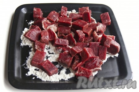 Мякоть лося нарезала на кусочки и обваляла в муке.