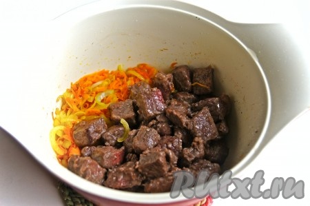 Мясо вернула в латку к обжаренным овощам.