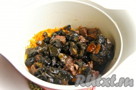 Добавила варено-мороженые грибы, посолила, поперчила и обжарила минут 5, помешивая.
