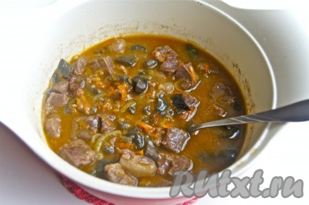 Вкусный, ароматный гуляш из лосятины с грибами готов.