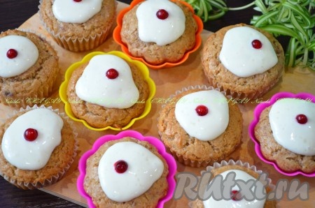 Кексы с малиновым вареньем можно сразу подать к столу или, как я, украсить сметанным кремом (сметана + сахар). Очень вкусно и просто!
