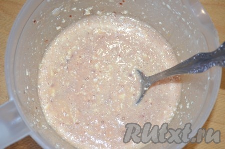 Добавить малиновое варенье, перемешать ложкой.
