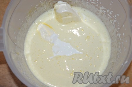Яйца с сахаром и солью взбить в пышную массу. Размягченное сливочное масло и сметану добавить в полученную массу, взбить.
