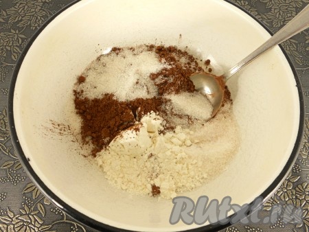 В миску (или небольшую кастрюльку) просеять муку, добавить какао и сахар, перемешать.