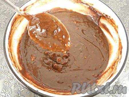 Тщательно перемешать&nbsp;шоколадно-ореховую пасту и варить, не отходя от плиты и всё время перемешивая, до загустения (ориентировочно в течение 10-15 минут). Готовую домашнюю пасту "Нутелла" снять с огня, остудить.&nbsp;