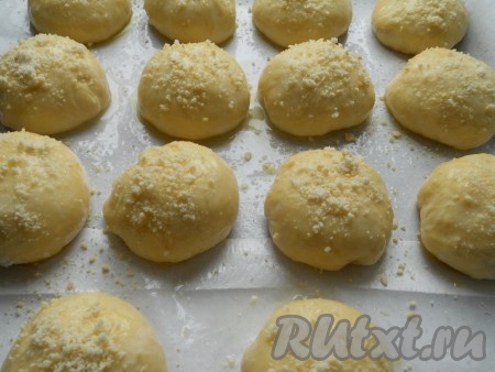 Смазанные булочки посыпать измельченным арахисом.
