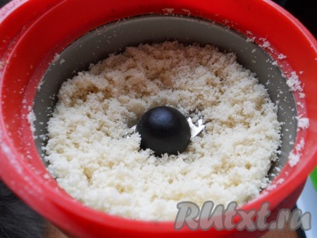 Для посыпки булочек измельчить арахис в кофемолке или просто порубить ножом.
