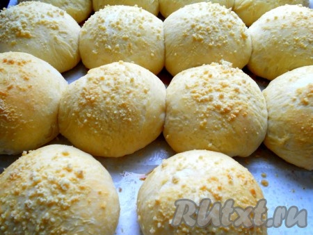 Выпекать медовые булочки в предварительно разогретой до 200 градусов духовке около 25-35 минут - до легкого зарумянивания.
