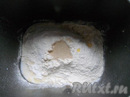 Всыпать просеянную муку, добавить соль, ванилин, дрожжи. Мед растопить и остудить, также добавить его в угол ведерка.