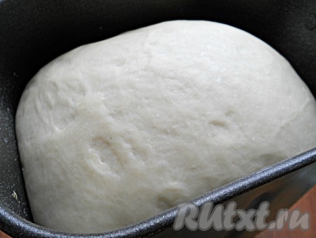 Выставить режим "Тесто" (у меня - 1 час 30 минут). Можно тесто замесить и вручную: муку просеять, сделать углубление. В углубление всыпать дрожжи и ванилин. Мед растопить и соединить с молоком, размягченным сливочным маслом, добавить яйцо и соль, хорошенько перемешать. Эту смесь постепенно вливать в углубление в муке, замешивая тесто. Тесто должно быть не тугим, немного липким. Оставить тесто в теплом месте на 1 час для подхода. А вот так выглядит тесто после замеса в хлебопечке.
