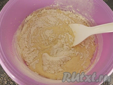 В эту смесь просеять муку с разрыхлителем и аккуратно деревянной или пластиковой лопаткой вмешать сухую смесь в яичную.
