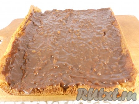 Ну вот сам корж для медового рулета готов. Далее рулет развернуть, смазать его любым кремом, джемом или сгущенкой и снова свернуть. Я смазала домашней нутеллой.