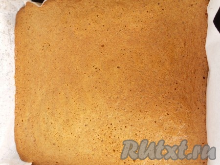 Выпекать корж в разогретой до 170 градусов духовке 15-20 минут (в зависимости от вашей духовки) до золотистого цвета.
