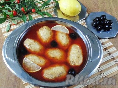 Бульон, в котором варилась рыба, нужно процедить. Его получится приблизительно 0,5-0,7 литра. В чашку налить 70-80 мл холодной кипяченой воды и всыпать туда желатин. Дать набухнуть ему 10-15 минут. Затем разбухший желатин добавить в процеженный бульон, помешивая, довести до кипения, но не кипятить.&nbsp; Желатин должен полностью раствориться в бульоне. Выложить очень вкусную фаршированную рыбу по-еврейски в глубокую посуду, залить бульоном и поставить в холод. Подавать на закуску.
