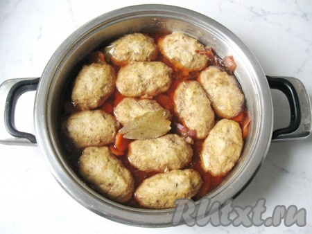 Время приготовления фаршированной рыбы 2 часа.  В конце попробуйте бульон и если не хватает соли или перца, то добавьте.
