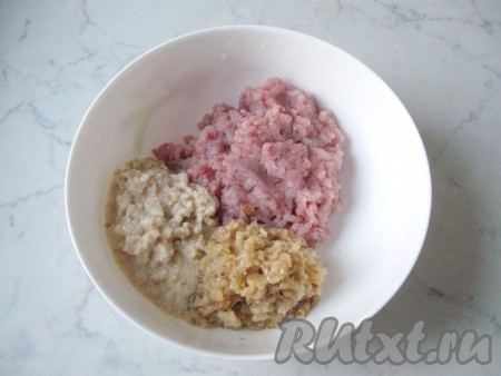 Дважды пропустить через мясорубку филе рыбы, а также жареный лук и батон, предварительно вымоченный в холодной воде и отжатый.
