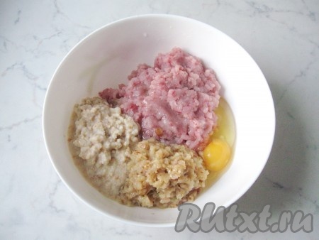 Добавить в фарш сырое куриное яйцо. 
