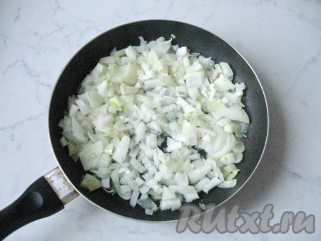 Репчатый лук почистить, помыть и нарезать. Особо мельчить не стоит, все равно его надо будет пропускать через мясорубку. Нарезанный лук обжарить в подсолнечном масле на сковороде, периодически помешивая, до золотистого цвета.
