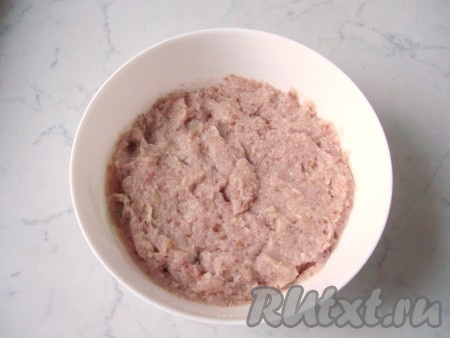 Фарш посолить и поперчить по вкусу, тщательно перемешать.
