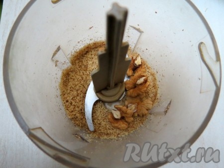 Свеклу моем, выкладываем в кастрюлю, заливаем полностью водой и отвариваем в кожуре до готовности. На отваривание свеклы небольшого размера обычно требуется с момента закипания воды от 40 до 50 минут (готовые корнеплоды будут легко прокалываться ножом), затем воду, в которой варились овощи, сливаем. Варёной свекле даём полностью остыть, очищаем её. Очищенные грецкие орехи перемалываем в блендере (или очень мелко рубим ножом).