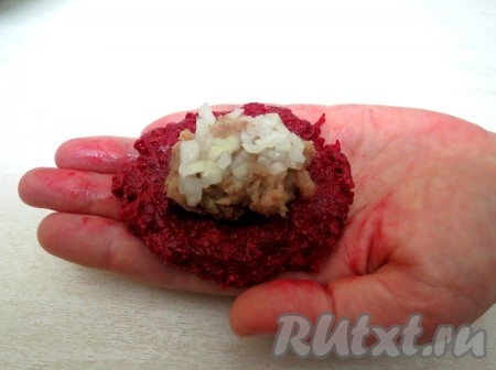 На сельдь выкладываем 0,5 чайной ложки маринованного лука.