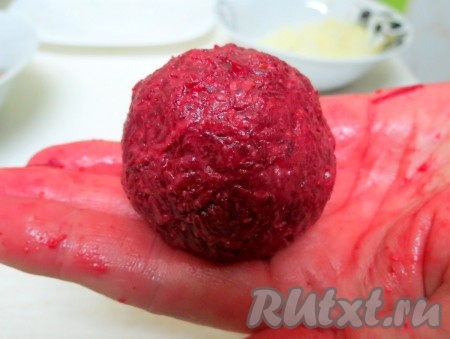 Края свекольной лепёшки защипываем над начинкой и скатываем шарик.