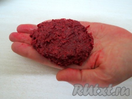 Набираем&nbsp;небольшое количество свекольной массы, делаем лепёшку.
