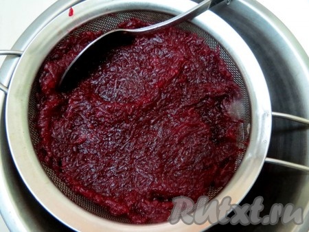 Свеклу натираем на мелкой тёрке, откидываем на сито, прижимаем ложкой, чтобы убрать лишний сок.