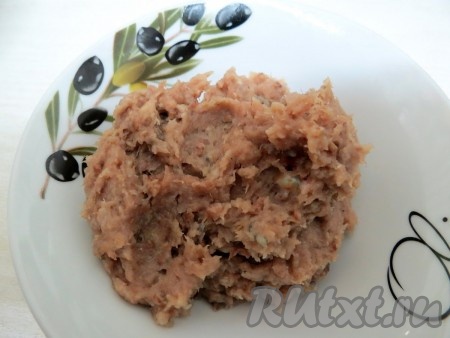 Для приготовления закусочных свекольных шариков нам понадобится половина селёдки (1 филе). Пропускаем 1 филе сельди через мясорубку (или очень мелко нарезаем).