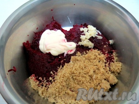 Свеклу, молотые орехи, майонез, выдавленный через пресс чеснок соединяем в глубокой миске, слегка солим, перчим. За счёт орехов масса становится очень вкусной и без лишней влаги. Орехи могут быть любые. 