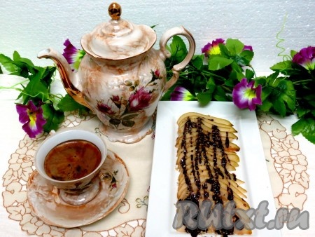 Груши посыпаем измельчёнными орехами и поливаем тёплой помадкой.